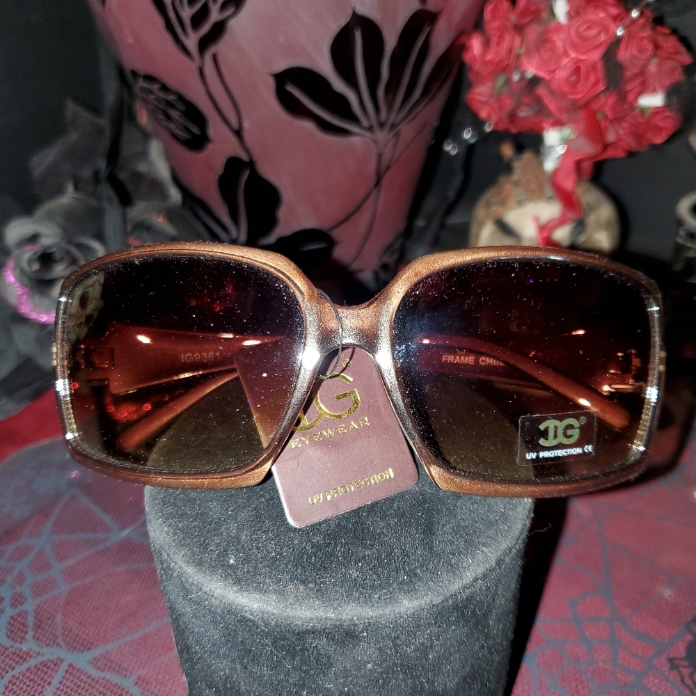 NWT 🤎Beautiful Brown Designer Sunglasses With UV Protection by DG🤎